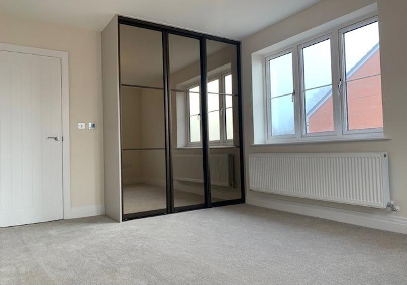 Image of the mirrored fitted wardrobe in the main bedroom
