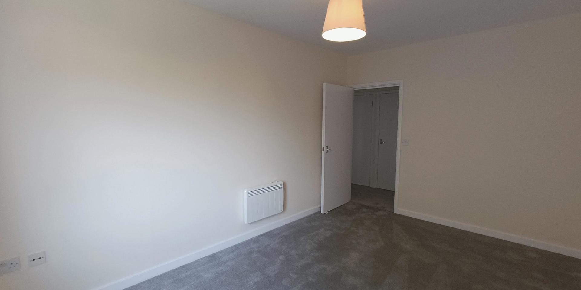 Large Bedroom (3)