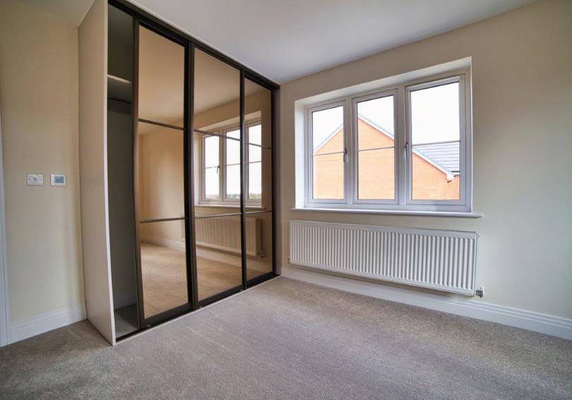 An image of the mirrored fitted double wardrobe in the main bedroom
