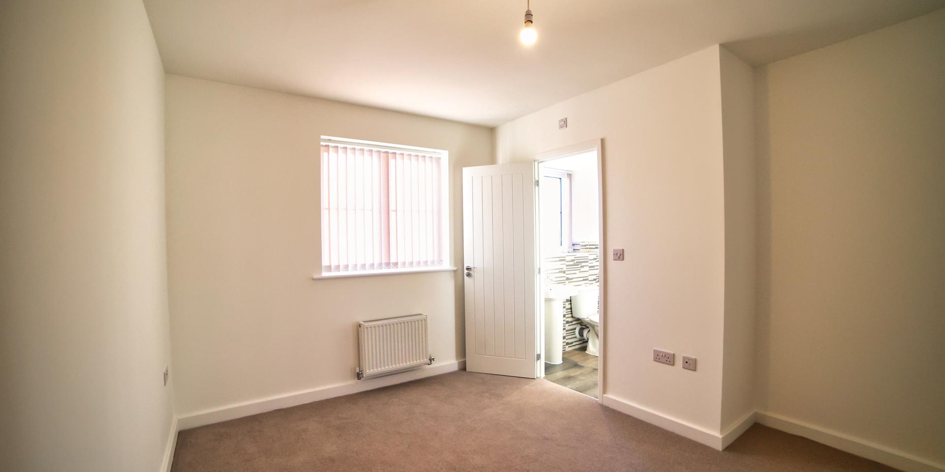 The main bedroom has an en-suite shower room